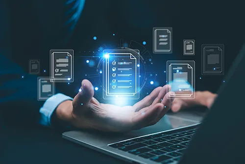 KI-Agenten für UX/UI Design – Weiterbildung der UIX Academy Symbolbild KI-Agenten im UX/UI Design: offene Hand über einem Laptop, darüber schweben digitale Dokumente und eine abgehakte Checkliste