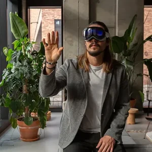 Lernende nutzen Apple Vision Pro im workshop zur Erprobung und dem Design von Augmented Reality Interfaces