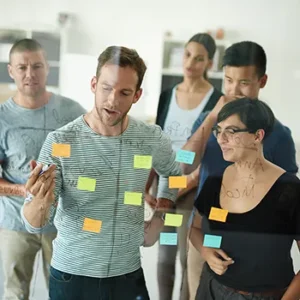 Teilnehmende arbeiten in Gruppen an Design-Thinking-Übungen im Workshop
